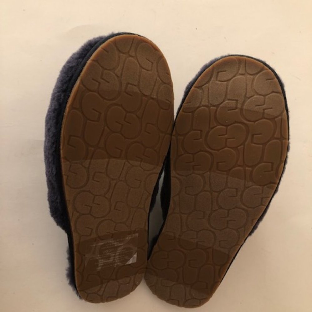 UGG Fluffette Navy Slipper. Size: 7, 12 - Picture 9 of 13